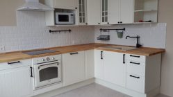 Белая кухня с деревянной столешницей какой фартук