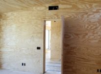 Чем дешевле отделать стены внутри дома?