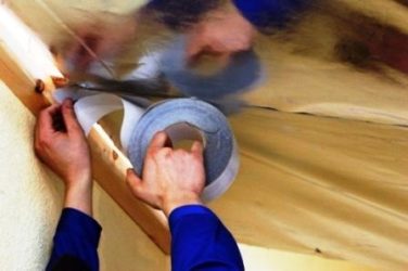 Чем клеить пароизоляцию между собой?
