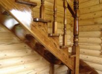 Чем лучше покрасить деревянную лестницу в доме?