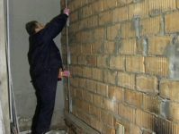 Чем лучше штукатурить кирпичные стены внутри дома?