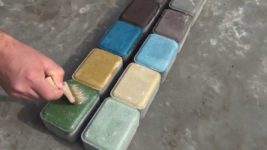 Чем покрасить тротуарную плитку своими руками?