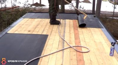 Чем прибить рубероид на деревянной крыше?