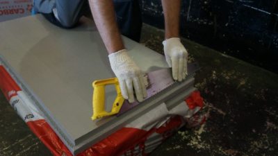 Чем приклеить утеплитель к бетону?