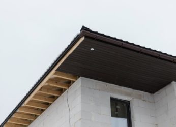 Чем закрыть карниз крыши?
