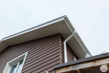 Чем закрыть карниз крыши?