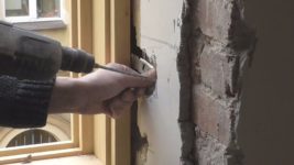 Дюбель вываливается из стены что делать?