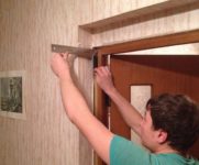 Дверная коробка шире стены что делать?