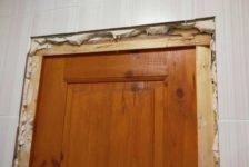 Дверная коробка шире стены что делать?