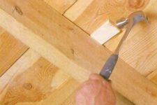 Если скрипит пол из досок что делать?