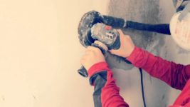 Как быстро снять старую краску со стен?