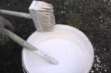 Как гасить известь для побелки стен?