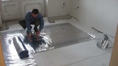 Как класть утеплитель с фольгой на пол?