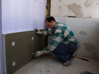 Как крепить утеплитель к стене изнутри правильно?