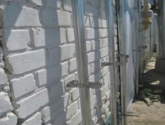 Как крепить утеплитель к стене под сайдинг?