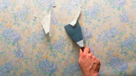 Как лучше снять старые обои со стен?