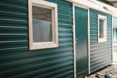 Как обшить деревянный дом снаружи профнастилом?