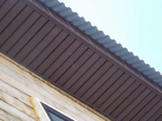 Как обшить карниз крыши профнастилом?