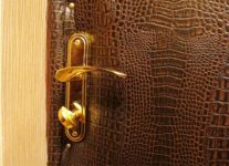 Как отделать металлическую дверь своими руками?