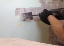 Как отодрать старую краску со стен?