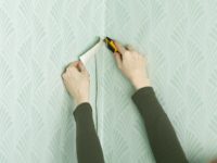 Как переклеить обои своими руками?