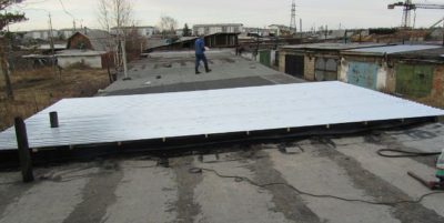 Как перекрыть крышу гаража профнастилом?