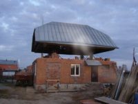 Как поднять крышу в частном доме?
