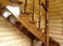 Как покрасить лестницу из сосны своими руками?