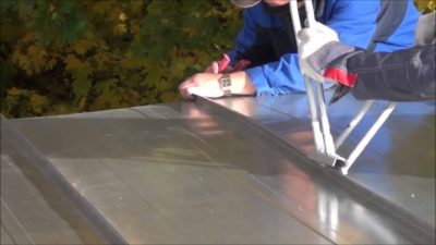 Как покрыть крышу оцинкованным железом своими руками?
