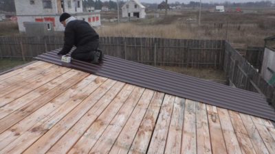 Как покрыть односкатную крышу профнастилом?
