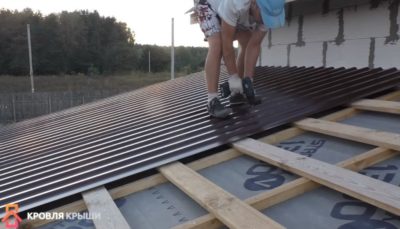 Как покрыть односкатную крышу профнастилом своими руками?