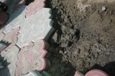 Как положить плитку во дворе своими руками?
