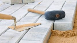 Как постелить тротуарную плитку своими руками?