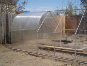 Как построить парник из поликарбоната своими руками?