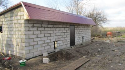Как построить сарай из блоков своими руками?