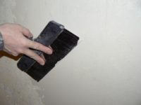 Как правильно держать шпатель при шпаклевке стен?