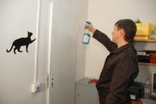 Как правильно клеить самоклеющуюся пленку на двери?