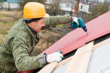 Как правильно перекрыть крышу профнастилом?