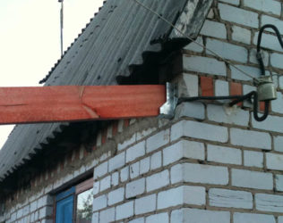 Как прикрепить стропила к кирпичной стене?