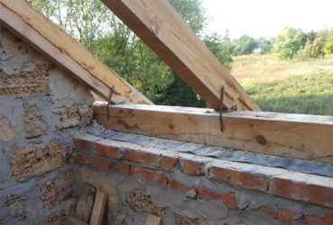 Как прикрепить стропила к стене дома?