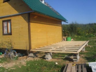 Как пристроить сарай к дому своими руками?