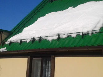 Как работает снегозадержатель на крыше?