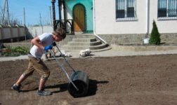 Как разровнять землю на участке?