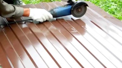 Как ровно отрезать профнастил?