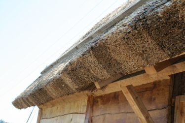 Как сделать соломенную крышу своими руками?
