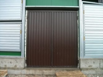 Как сделать ворота на гараж из профнастила?