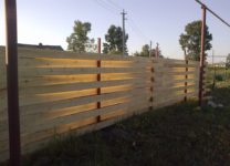 Как сделать забор из досок своими руками?