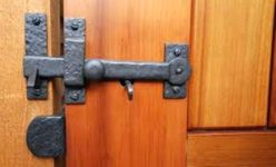 Как сделать защелку на дверь своими руками?