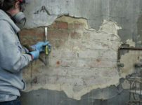 Как убрать старую штукатурку со стен?