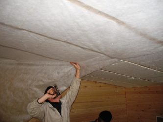 Как уложить утеплитель на потолок изнутри помещения?